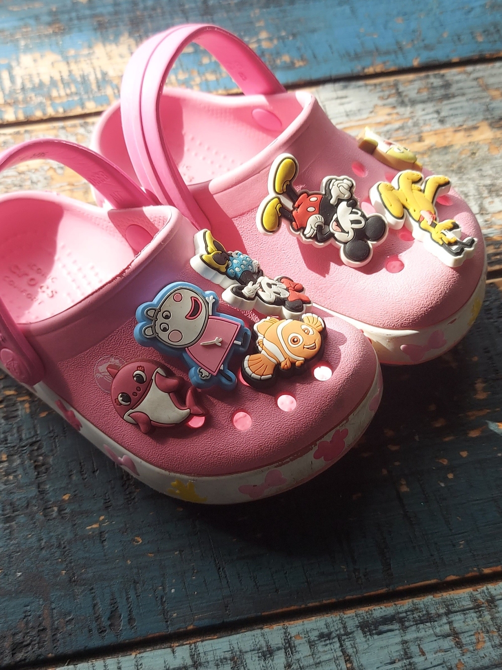 CROCS Minnie Mouse Kids Pink Clog Sandals with Cartoon Character Jibbitz